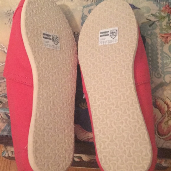 Toms - Picture 3 of 3